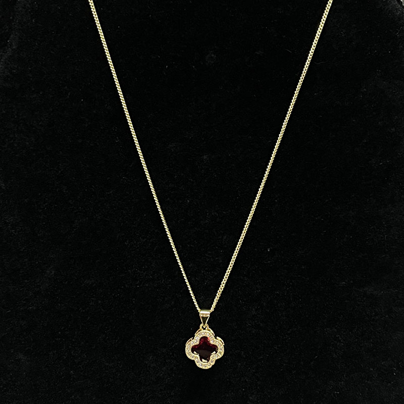 Radiant Ruby Blossom Gold-Bevont virágnyaklánc csillogó, tiszta ékezetekkel