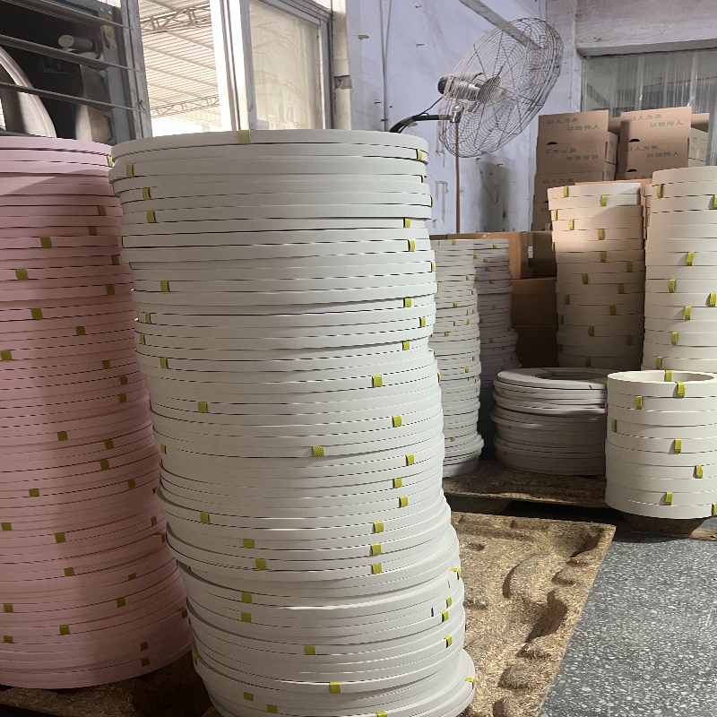 A PVC bútorok élének sávja különféle minták közül választhat